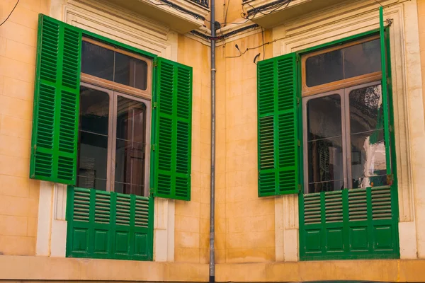 Janelas no edifício — Fotografia de Stock