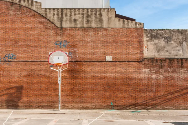 Basketbalové hřiště s starý prsten — Stock fotografie