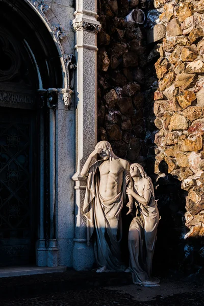 Tombeau avec statue sur le cimetière Montjuic — Photo