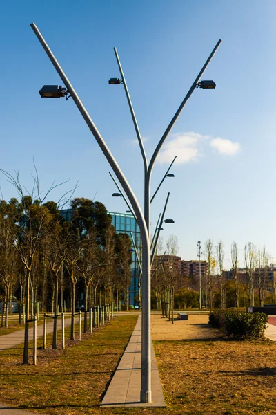 Fila de lâmpadas de rua no parque — Fotografia de Stock