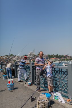 Türk balıkçılar Galata Köprüsü üzerinde Balık tutma
