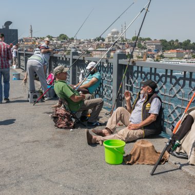 Türk balıkçılar Galata Köprüsü üzerinde Balık tutma