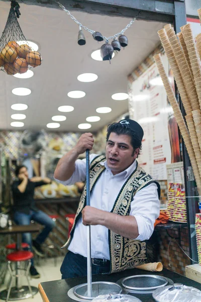 Trabajador de restaurantes de comida rápida — Foto de Stock