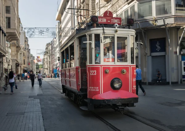 Трамвай Taksim Tunel Nostalgia в Стамбуле — стоковое фото