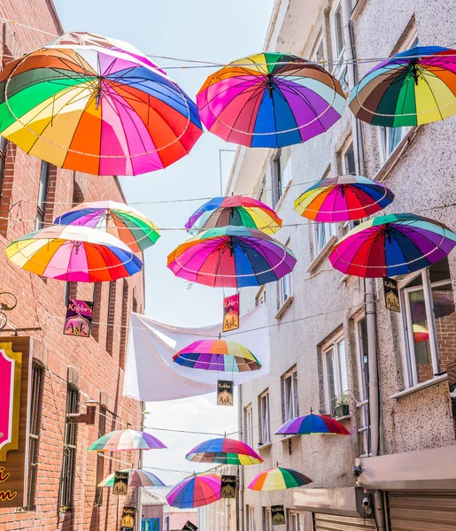 Umbrellas near street cafe in Istanbul — Stock Photo, Image