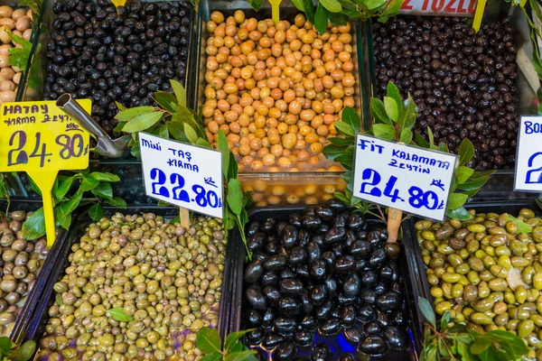 Diferentes tipos de azeitonas à venda — Fotografia de Stock