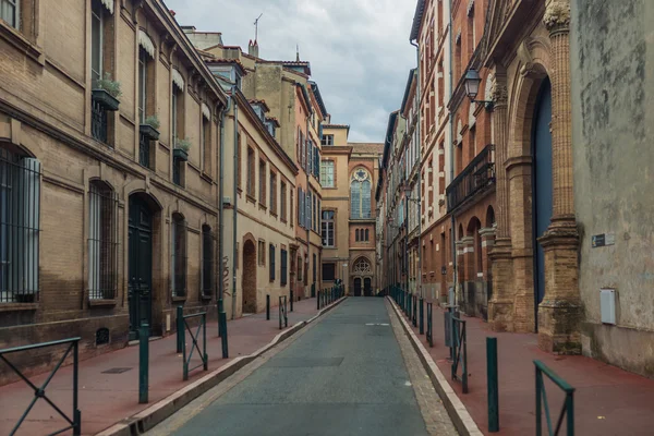 Straat met oude gebouwen in Toulouse — Stockfoto