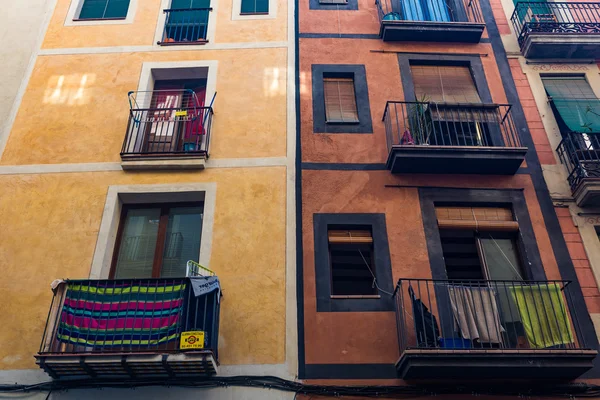 Ropa colorida en balcones Imágenes de stock libres de derechos