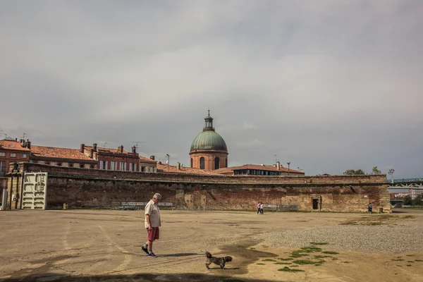 Edifícios antigos em Toulouse Fotos De Bancos De Imagens