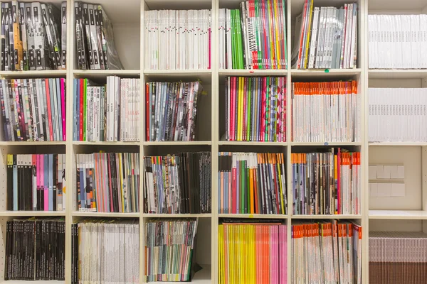 Bücherregale mit Büchern und Zeitschriften — Stockfoto