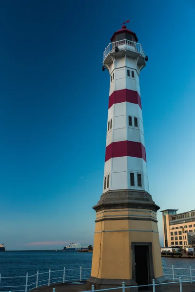 Çizgili eski deniz feneri