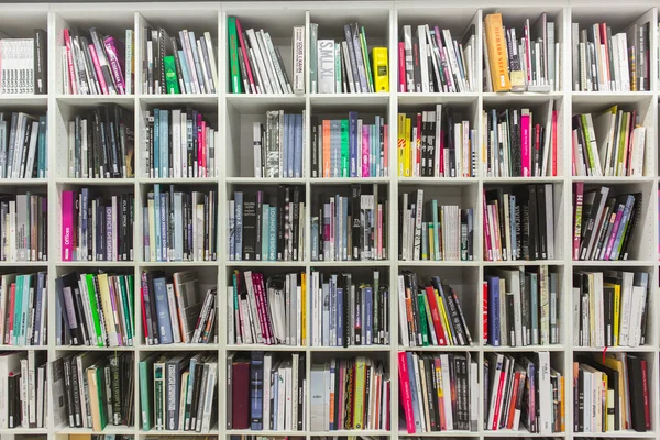 Boekenkasten met boeken en tijdschriften — Stockfoto