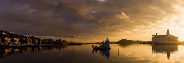 Oslo bei schönem goldenen Sonnenuntergang — Stockfoto