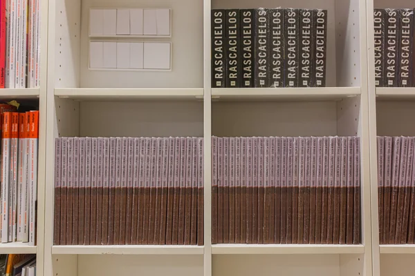 Boekenkasten met boeken en tijdschriften — Stockfoto