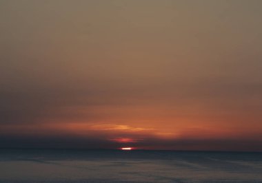 Şafak vakti deniz manzarası, yükselen güneş ufku