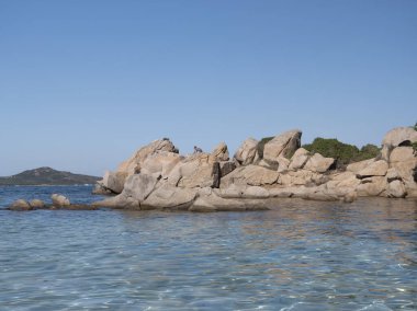 Sardunya Adası 'ndaki Lu Impostu Sahili. Sardunya plajı. Sardunya Denizi 'nin berrak suyu