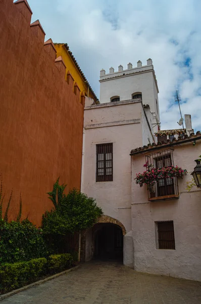 Красочные фасады дома в старом центре Севильи — стоковое фото