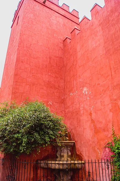 Красочные фасады дома в старом центре Севильи — стоковое фото