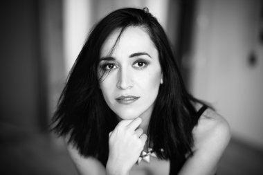 Güzel bir esmer siyah beyaz portre