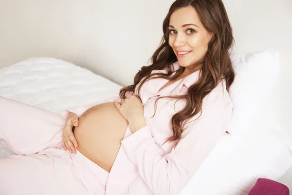 Szép terhes nő az ágyban — Stock Fotó
