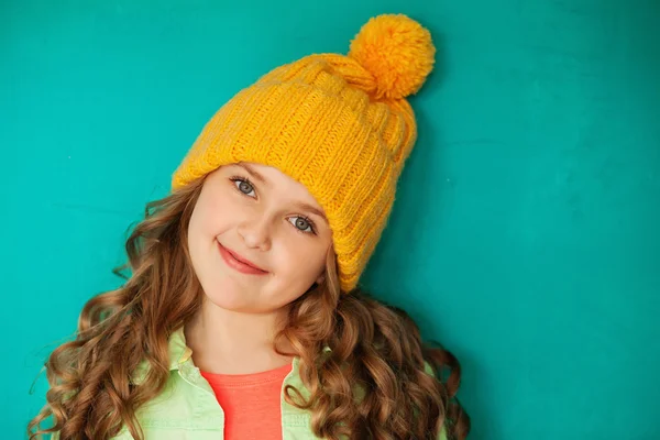 Hermosa señorita en gorra de lana amarilla — Foto de Stock