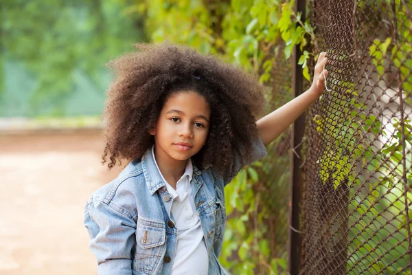 Snygg liten flicka i jeansjacka — Stockfoto