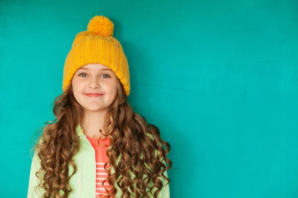Krásná malá dáma v žluté vlněné čepice — Stock fotografie