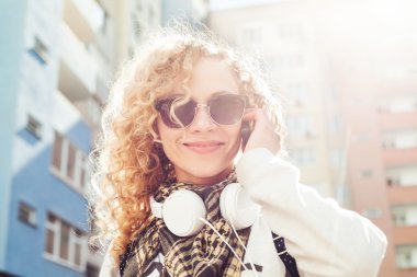 Güzel kadın sokakta telefonda söz