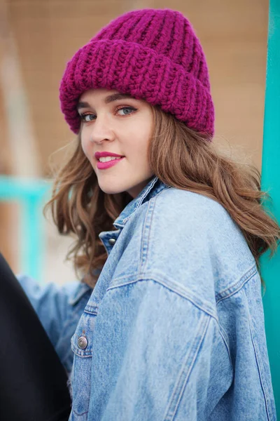 Ritratto All Aperto Giovane Bella Donna Giacca Jeans Cappello Maglia — Foto Stock