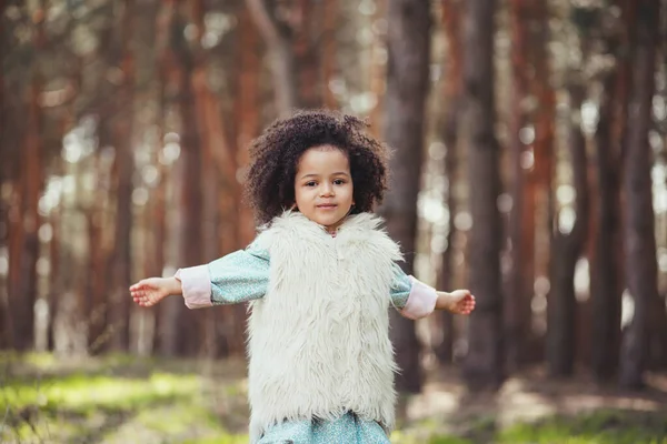 Aranyos Izgatott Kislány Erdő Fái Között Szeretem Természetet — Stock Fotó