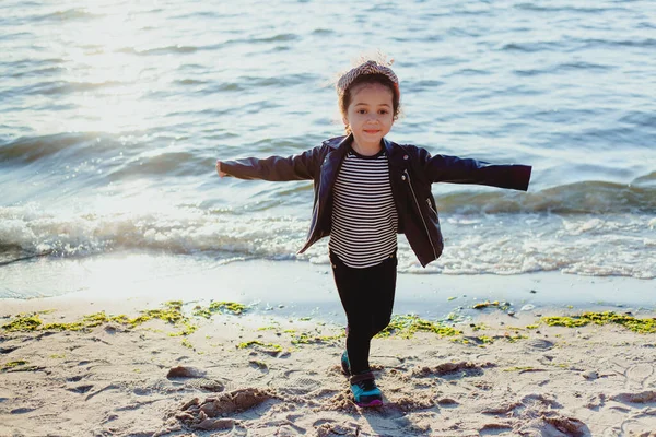 Bella Bambina Diverte Sulla Spiaggia — Foto Stock