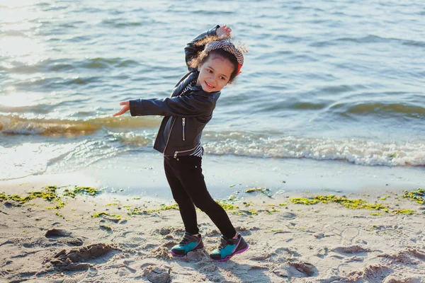 Mooi Klein Meisje Die Plezier Heeft Het Strand — Stockfoto