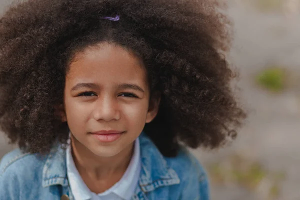 Retrato Livre Menina Encantadora Com Sorriso Brilhante Cabelo Encaracolado Bonito — Fotografia de Stock