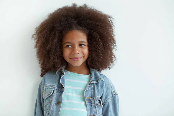 Jolie Fille Élégante Avec Beaux Cheveux Bouclés Veste Denim — Photo