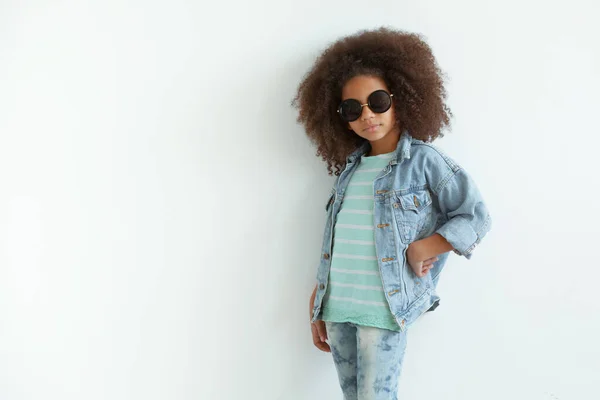 Schöne Stilvolle Kleine Mädchen Jeans Kleidung — Stockfoto