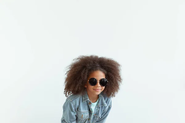 Menina Elegante Bonito Com Cabelo Encaracolado Bonito Usando Jaqueta Ganga — Fotografia de Stock