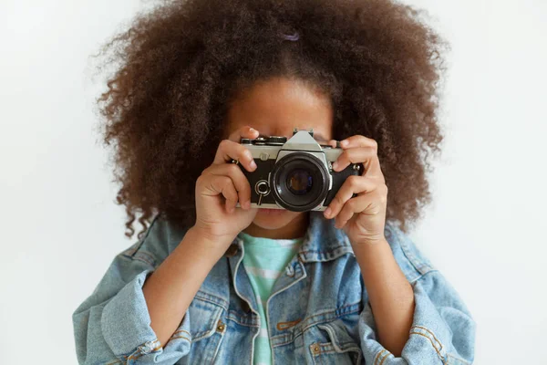 Güzel Bir Kız Eski Bir Kamerayla Film Çekiyor — Stok fotoğraf
