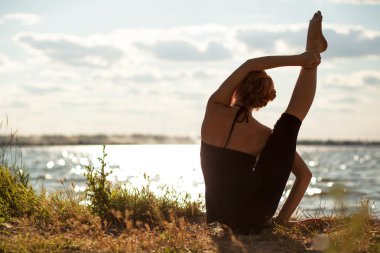 Nehir tarafında çalışan güzel sportif kadın