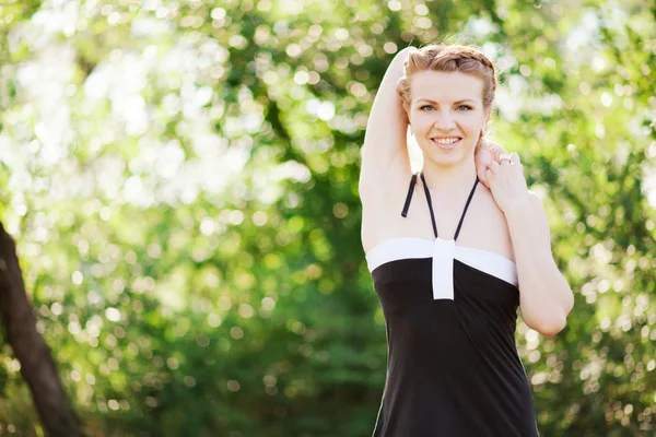 Schöne sportliche Frau macht Dehnübungen im Freien — Stockfoto