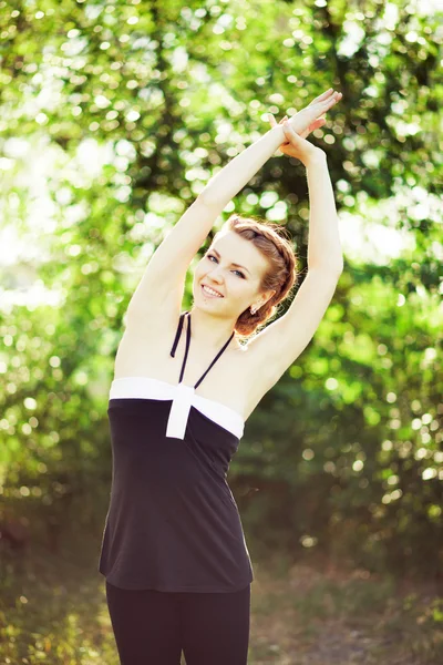 Vacker sportiga kvinna göra stretching motion utomhus — Stockfoto