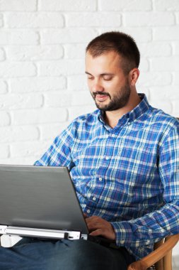 Laptop ile çalışan bir erkeğin