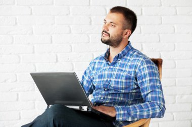 Casual adam laptop ile çalışma