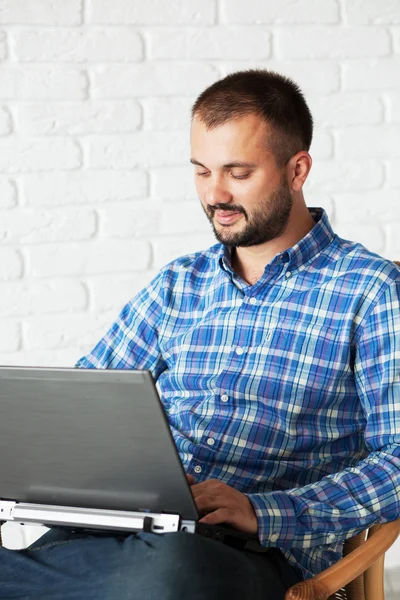 Um homem trabalhando com laptop — Fotografia de Stock