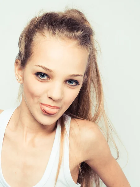 Chica encantadora está mostrando la lengua — Foto de Stock