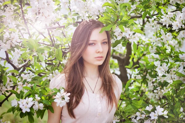 Hermosa mujer en flor de primavera — Foto de Stock