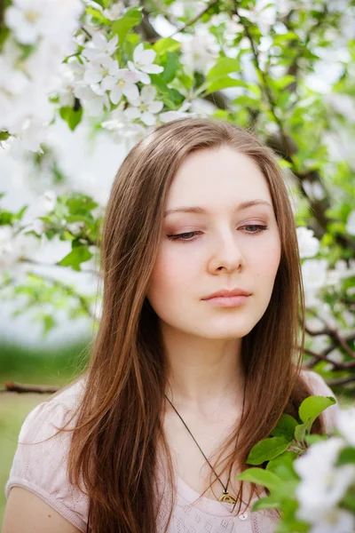 Retrato al aire libre de una hermosa mujer en flor de primavera — Foto de Stock