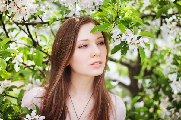 Schöne Frau in Frühlingsblüte — Stockfoto