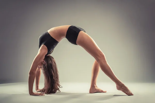 Bella donna sportiva che fa esercizio di stretching — Foto Stock