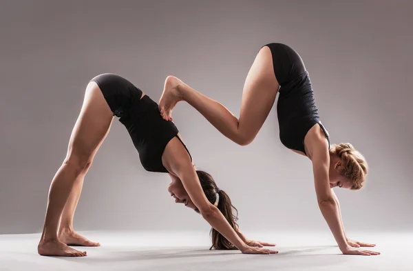 Två vackra kvinnor gör stretching motion — Stockfoto