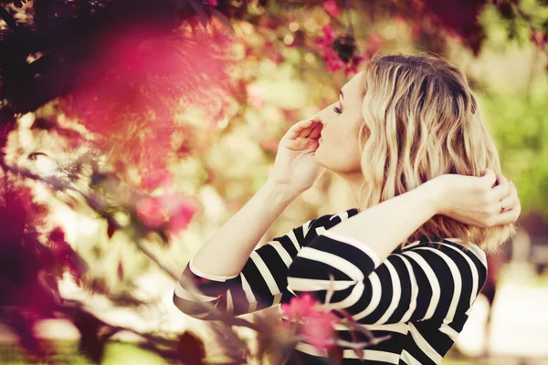 Hermosa mujer en flor de primavera — Foto de Stock